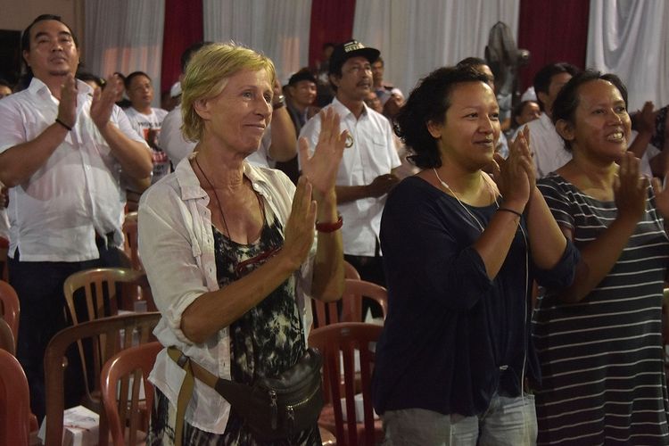 Seorang turis asal Swiss ikut memberi dukungan saat nonton bareng Debat Pertama Capres & Cawapres 2019, di GOR Segara Prancak, Badung, Bali, Kamis (17/1/2019). ANTARA FOTO/Nyoman Hendra Wibowo/nym/foc.