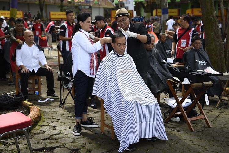 Berita Foto Begini Ekspresi Jokowi Saat Ikut Cukur Massal 