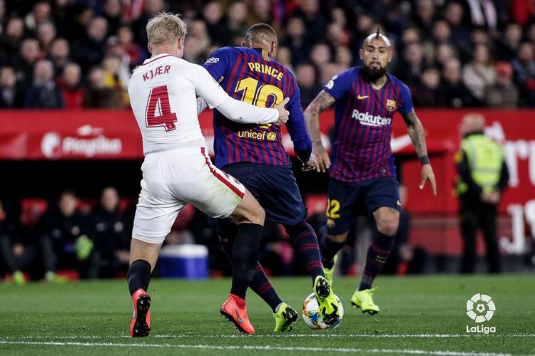 Simon Kjaer menjaga Kevin-Prince Boateng pada pertandingan Sevilla vs Barcelona dalam laga pertama babak perempat final Copa del Rey, 23 Januari 2019. 