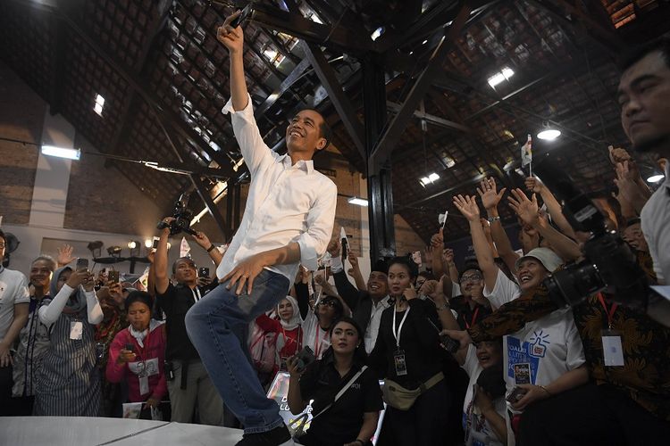 Calon Presiden petahana Joko Widodo (tengah) berswafoto dengan pendukung saat Deklarasi Dukungan Koalisi Alumni Diponegoro di kawasan Kota Lama Semarang, Jawa Tengah, Minggu (3/2/2019). Koalisi Alumni Diponegoro yang terdiri dari alumni sejumlah perguruan tinggi di Jawa Tengah mendeklarasikan dukungan untuk memenangkan pasangan nomor urut 01 Capres-Cawapres Joko Widodo-Maruf Amin pada Pilpres mendatang. ANTARA FOTO/Puspa Perwitasari/wsj.