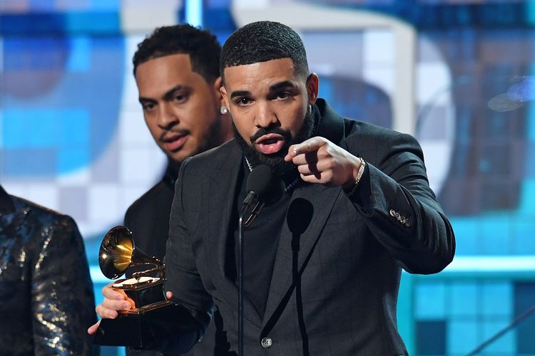 Artis musik asal Kanada Drake memberi sambutan usai menerima trofi Best Rap Song untuk Gods Plan pada Grammy Awards 2019 di Staples Center, Los Angeles, Minggu (10/2/2019). 