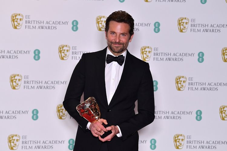 Aktor dan sutrada asal Amerika Serikat Bradley Cooper berpose dengan trofi Best Original Music untuk film A Star Is Born di BAFTA British Academy Film Awards yang digelar di Royal Albert Hall, London, Inggris, Minggu 10/2/2019). 