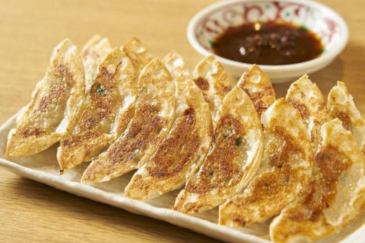 “Yaki-gyoza” (7 buah 302 yen). Karena tidak menggunakan bawang putih, menu ini juga populer untuk pelanggan wanita. Dengan kulit setebal 0.5 mm, Anda dapat menikmati tekstur dari bagian yang digoreng yang renyah dan bagian atas yang kenyal