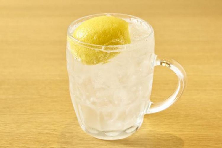 “Lemon fizz” (410 yen). Shochu (salah satu jenis alkohol distilasi) yang diberi aroma dari kulit lemon dan ditambahkan soda. Ada pula “W Lemon”, “Lemon lime fizz” (harga masing-masing 486 yen).