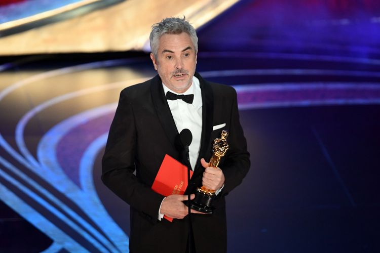 Sutradara Alfonso Cuaron menerima Piala Oscar untuk film Roma yang dinobatkan sebagai film berbahasa asing terbaik pada Academy Awards 2019 di Dolby Theatre, Hollywood, California, Minggu (24/2/2019).
