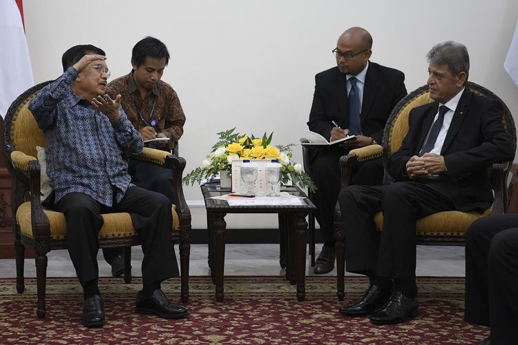 Wakil Presiden Jusuf Kalla (kiri) berbincang dengan Duta Besar Palestina untuk Indonesia  Zuhair Al Shun (kanan) di Kantor Wakil Presiden, Jakarta, Kamis (28/2/2019). Pertemuan tersebut membahas dimulainya penghapusan tarif masuk untuk produk kurma dan minyak zaitun asal Palestina. ANTARA FOTO/Puspa Perwitasari/foc.
