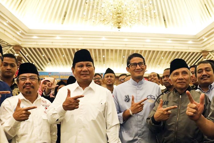 Calon Presiden dan Wakil Presiden nomor urut 02 Prabowo Subianto (kedua kiri) dan Sandiaga Uno (kedua kanan) serta Dewan Penasehat Badan Pemenangan Nasional Amien Rais (kanan) berfoto bersama saat konsolidasi nasional Aliansi Pencerah Indonesia (API) bersama eksponen Muhammadiyah di Jakarta, Minggu (3/3/2019). Dalam pidatonya Prabowo berbicara soal kebocoran anggaran di Indonesia. ANTARA FOTO/Tim Media Prabowo-Sandi/GP/ama.