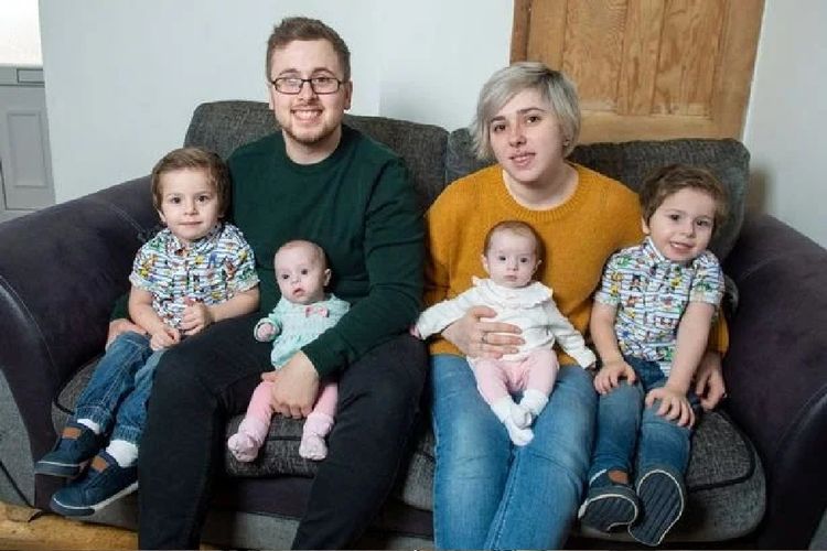 Jessica Phoenix dan Liam McMahon bersama keempat anaknya. 