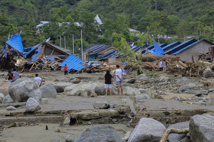Sejumlah warga melihat rumah yang rusak akibat banjir bandang di Sentani, Kabupaten Jayapura, Papua, Minggu (17/3/2019). Berdasarkan data BNPB, banjir bandang yang terjadi pada Sabtu (16/3) tersebut mengakibatkan 42 tewas. ANTARA FOTO/Gusti Tanati/wpa/ama.