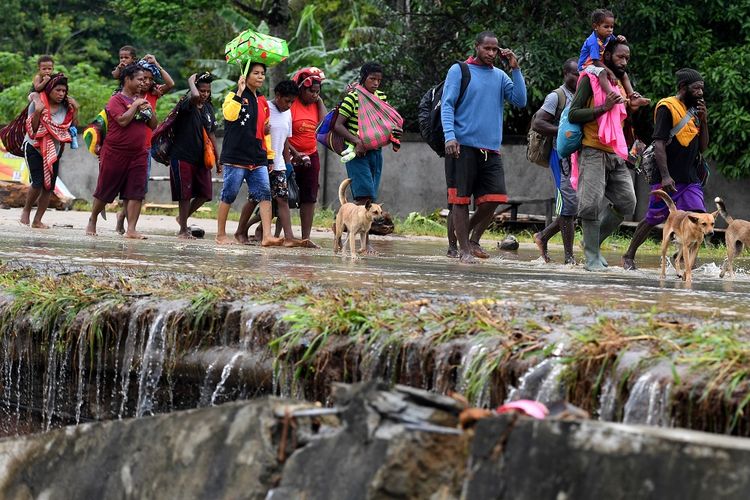 Warga mengungsi akibat banjir bandang di Sentani, Jaya Pura, Papua, Senin (18/3/2019). Akibat banjir bandang yang melanda Sentani sejak Sabtu (16/3) lalu, sedikitnya empat ribu warga mengungsi di sejumlah posko pengungsian. ANTARA FOTO/Zabur Karuru/foc.