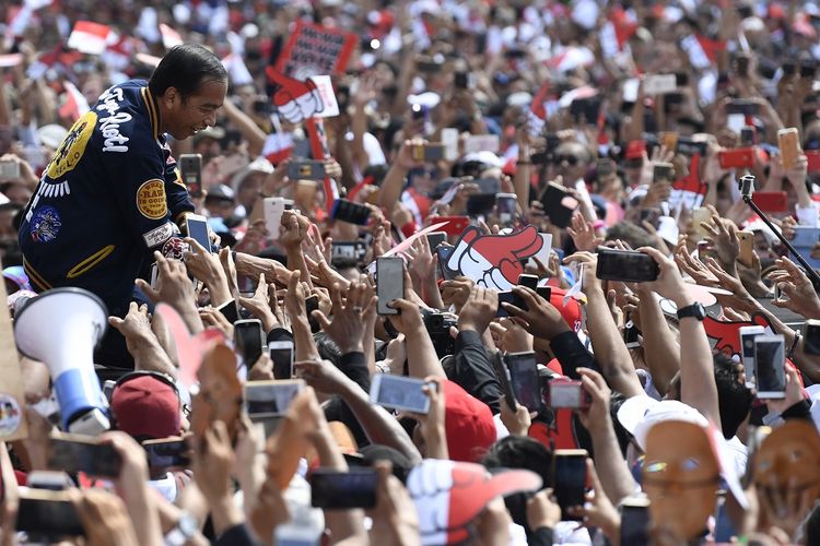 Calon Presiden petahana Joko Widodo menyapa pendukungnya saat menghadiri Deklarasi Alumni Jogja Satukan Indonesia di Stadion Kridosono,Yogyakarta, Sabtu (23/3/2019). Jokowi mengajak seluruh pendukungnya untuk mengawal proses Pemilu 2019 dan menggunakan hak pilih untuk masa depan Indonesia. ANTARA FOTO/Puspa Perwitasari/foc.