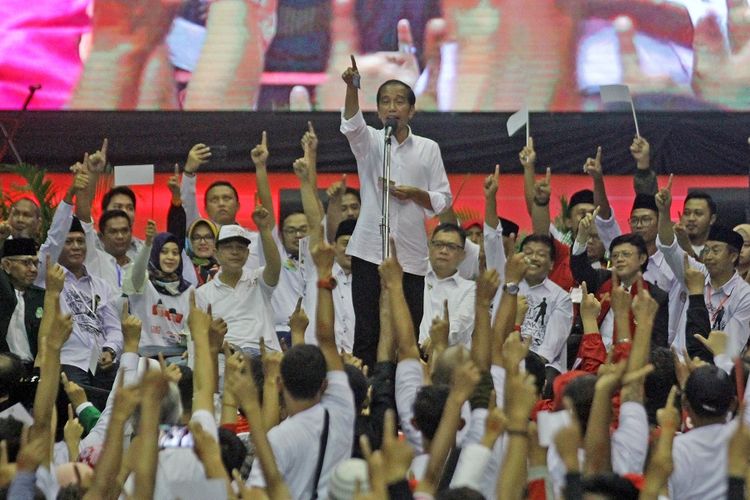 Calon Presiden nomor urut 01, Joko Widodo berpidato saat kampanye di GOR Ken Arok, Malang, Jawa Timur, Senin (25/3/2019). Dalam pidatonya, Joko Widodo menyerukan kepada para pendukungnya di Malang untuk bekerja keras agar bisa meraih dukungan 70 persen suara dalam Pemilu 2019. ANTARA FOTO/Ari Bowo Sucipto/ama.