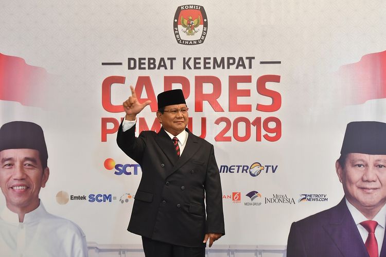 Capres nomor urut 02 Prabowo Subianto tiba di lokasi untuk mengikuti debat capres putaran keempat di Hotel Shangri-La, Jakarta, Sabtu (30/3/2019). Debat itu mengangkat tema Ideologi, Pemerintahan, Pertahanan dan Keamanan, serta Hubungan Internasional. 