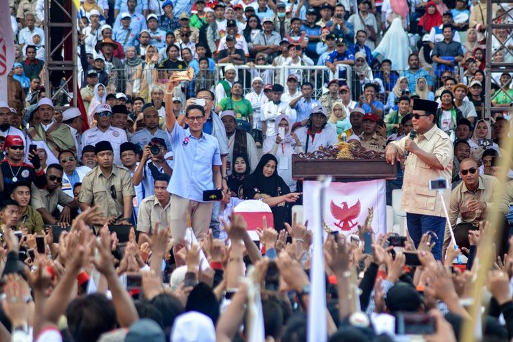 Calon Presiden dan Wakil Presiden nomor urut 02 Prabowo Subianto (kanan) dan Sandiaga Uno (kiri) menyapa pendukungnya saat kampanye akbar di Stadion Gelora Delta Sidoarjo, Jawa Timur, Minggu (31/3/2019).  ANTARA FOTO/Umarul Faruq/nz
