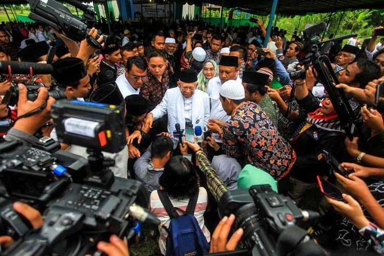 Calon Wakil Presiden nomor urut 01 K.H. Maruf Amin (tengah) menyalami sejumlah santri saat menghadiri Istighosah dan Deklarasi Kyai-Santri Daerah Istimewa Yogyakarta (DIY) untuk kemenangan Pasangan Capres-Cawapres Jokowi - Maruf Amin di Lapangan Yayasan Nur Iman, Mlangi, Sleman, DI Yogyakarta, Kamis (28/3/2019). Acara yang dihadiri oleh ribuan pendukung pasangan capres-cawapres nomor urut 01 itu menjadi rangkaian safari politik K.H. Maruf Amin di Yogyakarta guna pemenangan pada Pilpres 2019. ANTARA FOTO/Andreas Fitri Atmoko/wsj.