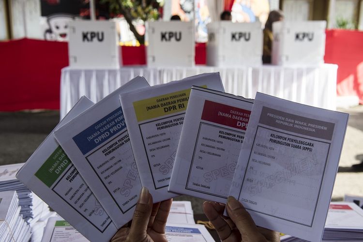 Petugas menunjukkan contoh surat suara saat simulasi pemilihan umum (Pemilu) 2019 di KPU Provinsi Jabar, Bandung, Jawa Barat, Selasa (2/4/2019). Simulasi tersebut digelar untuk memberikan edukasi kepada masyarakat terkait proses pemungutan dan penghitungan suara pemilihan umum serentak yang akan dilaksanakan pada 17 April 2019. 