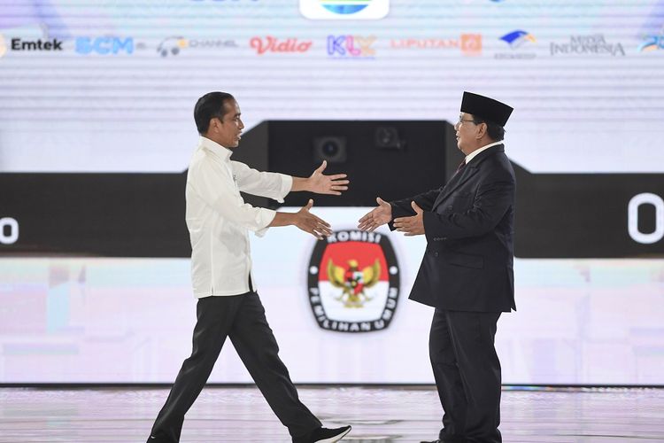 Capres nomor urut 01 Joko Widodo (kiri) dan capres nomor urut 02 Prabowo Subianto berjabat tangan saat mengikuti debat capres putaran keempat di Hotel Shangri La, Jakarta, Sabtu (30/3/2019). Debat itu mengangkat tema Ideologi, Pemerintahan, Pertahanan dan Keamanan, serta Hubungan Internasional. ANTARA FOTO/Hafidz Mubarak A/foc.