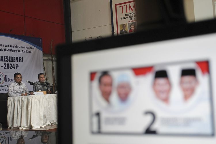 Peneliti LSI Denny JA, Ardian Sopa (kedua kiri) didampingi moderator Ikrama Masloman (kiri) menyampaikan paparan dalam konferensi pers hasil temuan dan analisis survei nasional bertajuk Siapa Presiden RI 2019-2024 di Jakarta, Jumat (12/4/2019). Hasil survei menyebutkan pasangan Joko Widodo dan Maruf Amin berada di ambang kemenangan dalam rentang 55,9 - 65,8 persen sementara Prabowo Subianto dan Sandiaga Uno memperoleh dukungan dalam rentang 34,2 - 44,1 persen. ANTARA FOTO/Dhemas Reviyanto/foc. *** Local Caption *** 
