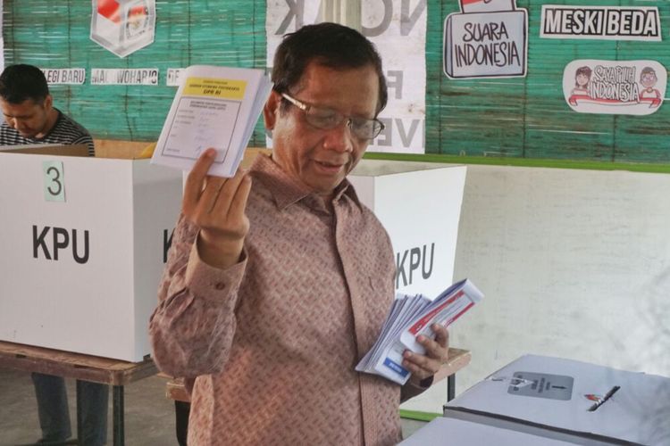 Mahfud MD saat akan memasukan surat suara ke kotak suara di TPS di Yogyakarta, Rabu (17/4/2019). 