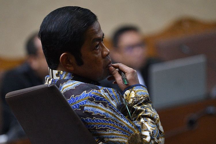 Terdakwa kasus dugaan suap proyek PLTU Riau-1 Idrus Marham menjalani sidang putusan di Pengadilan Tipikor, Jakarta Pusat, Selasa (23/4/2019). ANTARA FOTO/Sigid Kurniawan/hp.