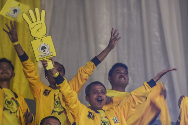 Simpatisan Partai Golongan Karya (Golkar) mengikuti Kampanye Akbar Partai Golkar di Istora Senayan, Jakarta, Selasa (9/4/2019). Dalam kampanye tersebut Golkar mengajak untuk memilih kader dari partai Golkar serta memilih pasangan Capres -Cawapres nomor urut 01 Joko Widodo (Jokowi) - Maruf Amin pada Pemilu 2019.  ANTARA FOTO/Muhammad Adimaja/ama.