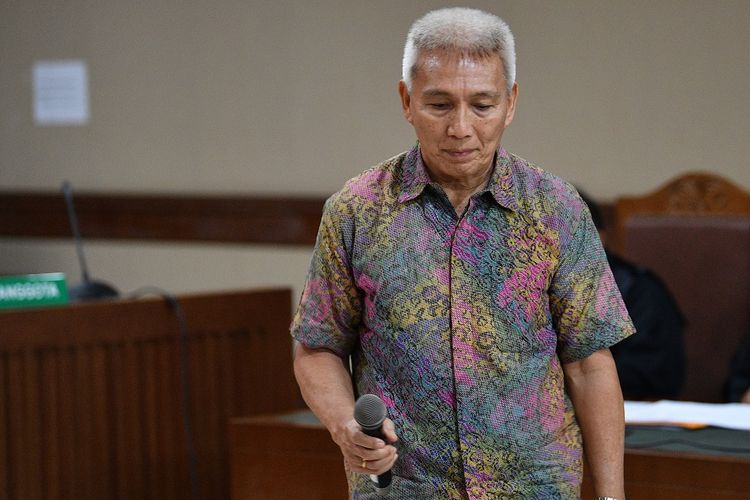 Bendahara Umum Komite Olahraga Nasional Indonesia (KONI) Jhonny E Awuy menjalani sidang dakwaan di Pengadilan Tipikor, Jakarta Pusat, Senin (11/3/2019). Jhonny E Awuy didakwa menyuap Deputi IV Bidang Peningkatan Prestasi Olahraga Kementerian Pemuda dan Olahraga Mulyana agar membantu mempercepat proses persetujuan dan pencairan dana hibah Kemenpora yang akan diberikan kepada KONI. ANTARA FOTO/Sigid Kurniawan/ama.