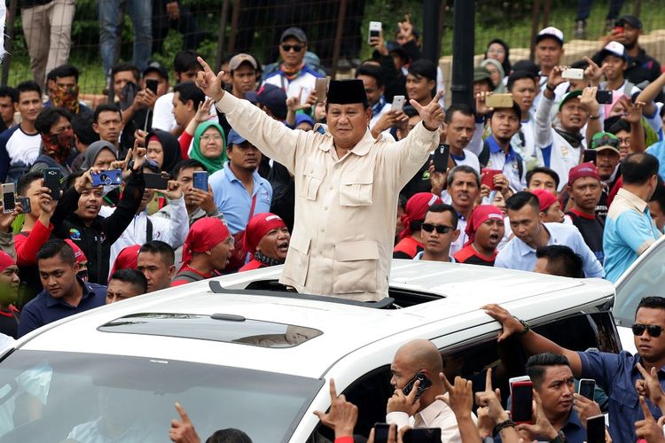 Calon Presiden nomor urut 02 Prabowo Subianto (tengah) meninggalkan lokasi seusai menghadiri aksi peringatan Hari Buruh Internasional (May Day) di Tenis Indoor Senayan, Jakarta, Rabu (1/5/2019). Aksi peringatan May Day yang digelar Konfederasi Serikat Pekerja Seluruh Indonesia (KSPI) itu untuk menyuarakan kesejahteraan buruh serta demokrasi jujur dan damai. ANTARA FOTO/Rivan Awal Lingga/ama.