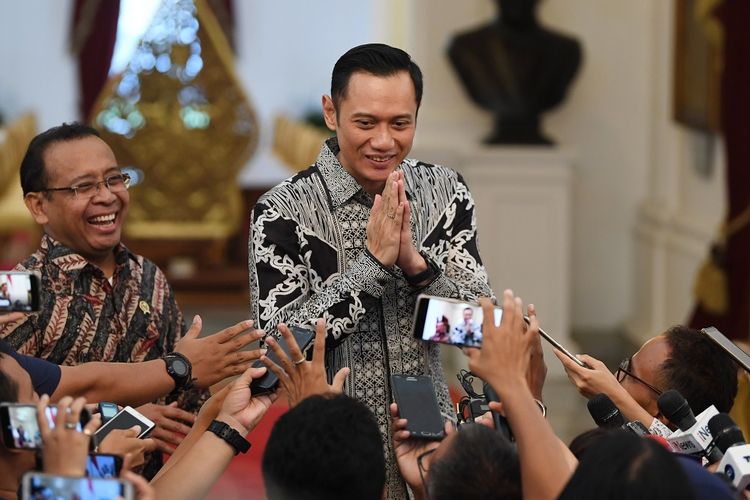 Komandan Komando Satuan Tugas Bersama (Kogasma) Partai Demokrat Agus Harimurti Yudhoyono (AHY) (kanan) didampingi Mensesneg Pratikno (kiri) memberikan salam kepada wartawan usai bertemu Presiden Joko Widodo di Istana Merdeka, Jakarta, Kamis (2/5/2019). Kedatangan AHY tersebut untuk bersilaturahmi dengan Presiden Joko Widodo. ANTARA FOTO/Wahyu Putro A/WSJ.
