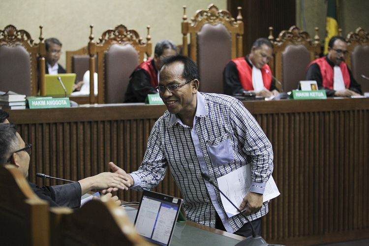 Terdakwa kasus dugaan suap DPRD Sumut Pasiruddin Daulay berjabat tangan dengan Jaksa Penuntut Umum (JPU) usai menyerahkan berkas nota pembelaan (pledoi) pada sidang lanjutan di Pengadilan Tipikor, Jakarta, Kamis (2/5/2019). Sidang dugaan suap terkait pengesahan laporan pertanggungjawaban APBD Provinsi Sumut tahun anggaran 2012 sampai 2015 tersebut beragenda mendengarkan nota pembelaan (pledoi) terdakwa. ANTARA FOTO/Dhemas Reviyanto/wsj. *** Local Caption *** 
