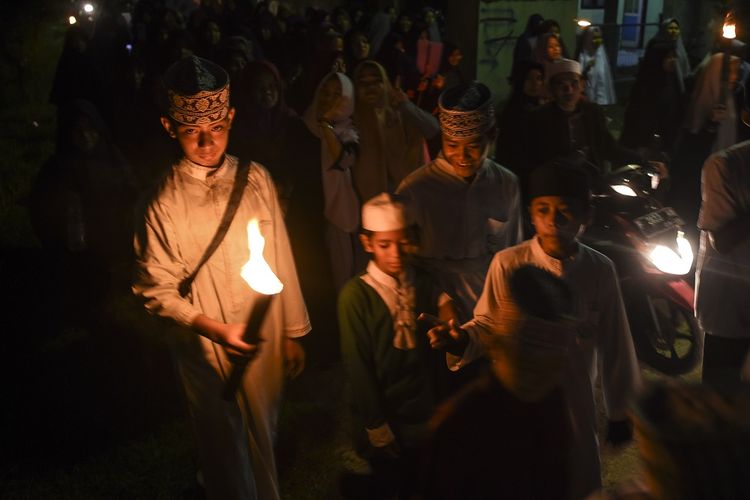 Sejumlah anak mengikuti pawai obor jelang Ramadhan 1440 H  di kawasan Bojong Gede, Bogor, Jawa Barat, Sabtu (4/5/2019). Pemerintah melalui Kementerian Agama akan menggelar sidang Isbat penetapan 1 Ramadhan 1440 H / 1 Ramadhan 2019 atau awal Puasa Ramadhan pada Minggu (5/5/2019) mulai pukul 17.00 sampai 19.00 WIB.  ANTARA FOTO/Muhammad Adimaja/foc.