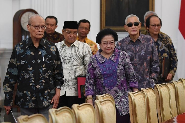 Ketua Dewan Pengarah Badan Pembinaan Ideologi Pancasila (BPIP) Megawati Soekarnoputri bersama anggota Dewan Pengarah BPIP Syafii Maarif (kiri), Said Aqil Siraj (kedua kiri), Try Sutrisno (kedua kanan), Sudhamek (kanan) serta anggota Dewan Pengarah BPIP yang lain bersiap melakukan pertemuan dengan Presiden Joko Widodo di Istana Merdeka Jakarta, Kamis (9/5/2019). Pertemuan antara presiden dengan Dewan Pengarah BPIP tersebut salah satunya membahas Peringatan Hari Lahir Pancasila. ANTARA FOTO/Wahyu Putro A/aww.