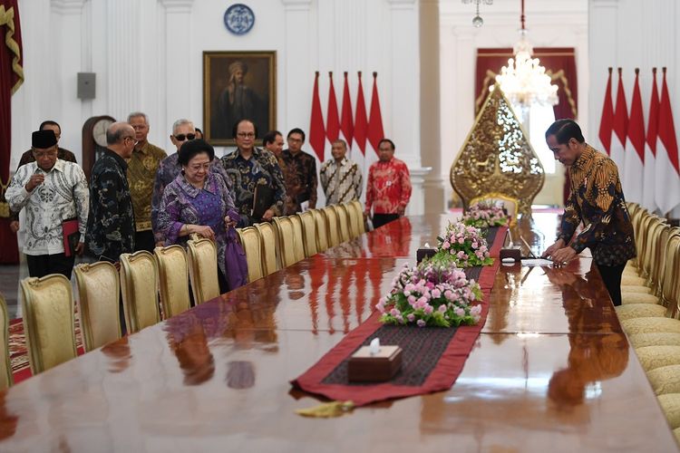 Presiden Joko Widodo (kanan) menerima Ketua Dewan Pengarah Badan Pembinaan Ideologi Pancasila (BPIP) Megawati Soekarnoputri (ketiga kiri) bersama anggota Dewan Pengarah BPIP di Istana Merdeka Jakarta, Kamis (9/5/2019). Pertemuan antara presiden dengan Dewan Pengarah BPIP tersebut salah satunya membahas Peringatan Hari Lahir Pancasila. ANTARA FOTO/Wahyu Putro A/aww.