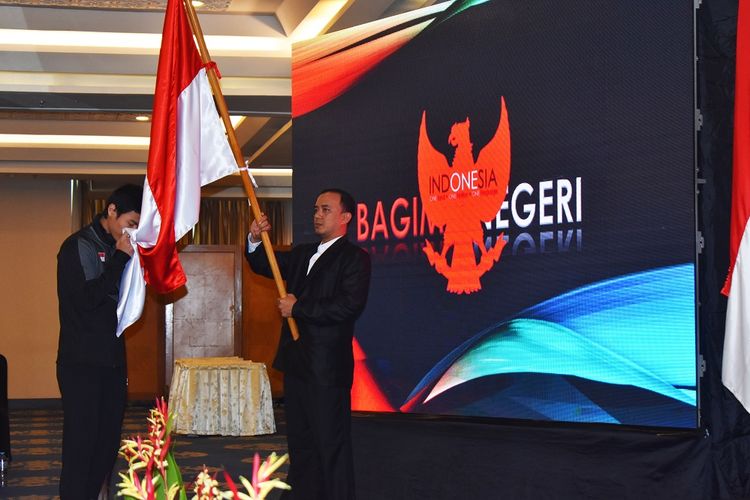 Shesar Hiren Rhustavito melakukan prosesi cium bendera saat pelepasan tim Piala Sudirman 2019. 