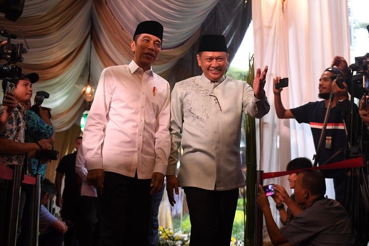 Presiden Joko Widodo (kiri) dipersilahkan oleh Ketua DPR Bambang Soesatyo (kanan) setibanya di rumah dinas ketua DPR untuk berbuka puasa bersama dengan pimpinan lembaga tinggi negara di Jakarta, Senin (13/5/2019). ANTARA FOTO/Akbar Nugroho Gumay/ama.