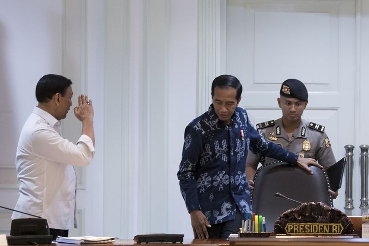 Presiden Joko Widodo (tengah) dan Menkopolhukam Wiranto (kiri) bersiap mengikuti rapat terbatas tentang ketersediaan anggaran dan pagu indikatif tahun 2020 di Kantor Presiden, Jakarta, Senin (22/4/2019). Pemerintah akan mengupayakan penganggaran dan alokasi APBN 2020 memberikan stimulus pada pertumbuhan ekonomi. ANTARA FOTO/Puspa Perwitasari/aww.
