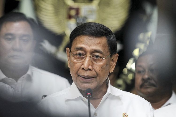 Menko Polhukam Wiranto memberikan keterangan pers seusai rapat koordinasi khusus (Rakorsus) tingkat menteri di Kemenko Polhukam, Jakarta, Rabu (24/4/2019). Rakorsus tersebut membahas hal-hal penting terkait pascapemilu 2019. ANTARA FOTO/Renald Ghifari/hma/pras.