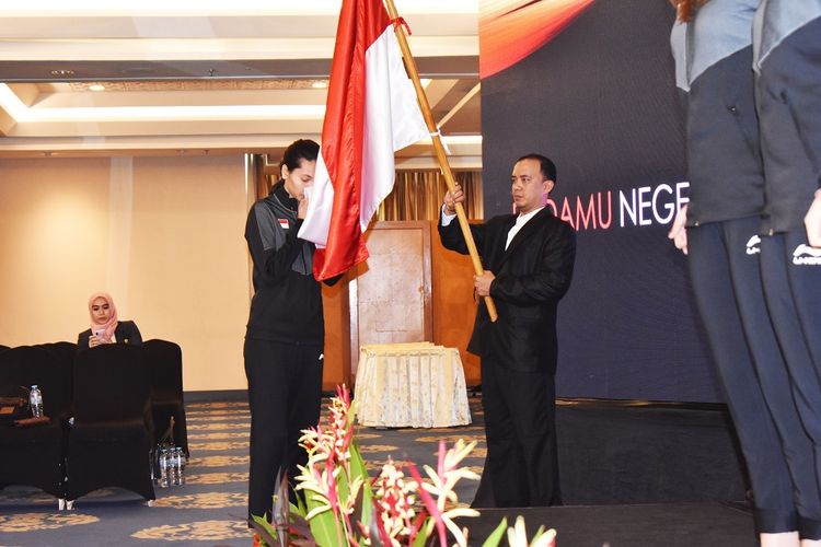 Gloria Emanuelle Widjaja mencium bendera Merah Putih saat pelepasan tim Piala Sudirman 2019 di Hotel Century, Senayan, Jakarta, Sabtu (11/5/2019).