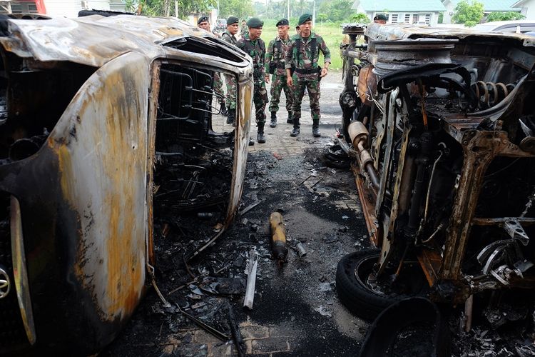 Prajurit TNI berada di dekat bangkai mobil pascakerusuhan Lapas Narkotika Kelas III Langkat, di Langkat, Sumatera Utara, Jumat (17/5/2019).  Akibat kerusuhan tersebut  sejumlah ruangan rusak, tiga mobil dan 13 sepeda motor petugas hangus terbakar, 154 narapidana melarikan diri, 103 diantaranya berhasil ditangkap dan menyerahkan diri. ANTARA FOTO/Irsan Mulyadi/nz