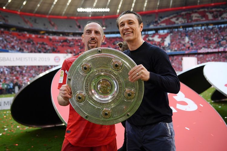 Franck Ribery dan Niko Kovac memamerkan trofi juara Liga Jerman seusai laga Bayern Muenchen vs Eintracht Frankfurt di Allianz Arena dalam pertandingan Bundesliga 1, 18 Mei 2019. 