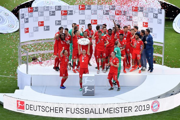 Para pemain Bayern Muenchen merayakan gelar juara Liga Jerman seusai laga versus Eintracht Frankfurt di Allianz Arena dalam pertandingan Bundesliga 1, 18 Mei 2019. 