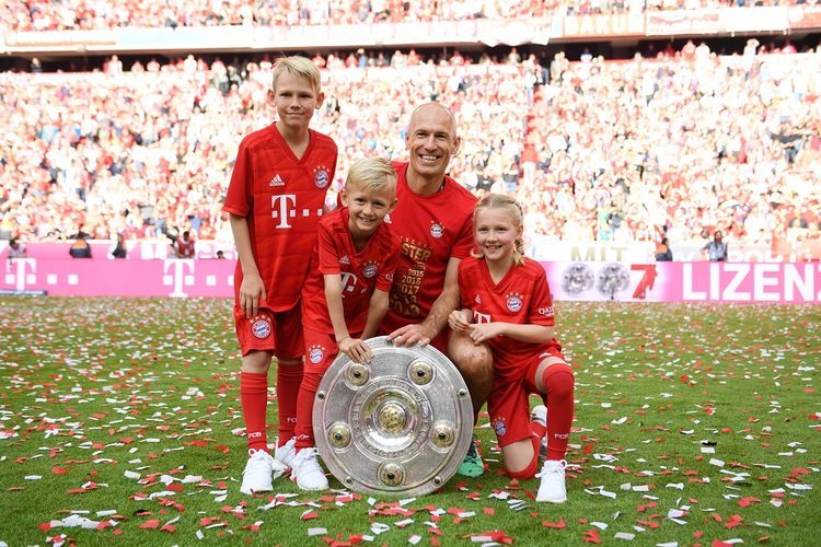 Arjen Robben bersama anak-anaknya memamerkan trofi piring salad, lambang gelar juara Liga Jerman, seusai laga Bayern Muenchen vs Eintracht Frankfurt di Allianz Arena dalam pertandingan Bundesliga 1, 18 Mei 2019. 