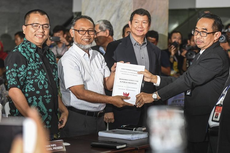 Ketua Tim Hukum Badan Pemenangan Nasional (BPN) calon Presiden dan Wakil Presiden nomor urut 02 Bambang Widjojanto (kedua kiri) bersama Penanggung jawab  tim hukum Hashim Djojohadikusumo (ketiga kiri) dan anggota tim hukum Denny Indrayana (kiri) melakukan pendaftaran gugatan perselisihan hasil Pemilihan Presiden dan Wakil Presiden 2019 di Gedung Mahkamah Konstitusi, Jakarta, Jumat (24/5/2019). Pasangan Calon Presiden dan Wakil Presiden nomor 02 Prabowo Subianto dan Sandiaga Salahuddin Uno akhirnya mendaftarkan sengketa hasil Pilpres 2019 ke MK. ANTARA FOTO/Hafidz Mubarak A/pd.