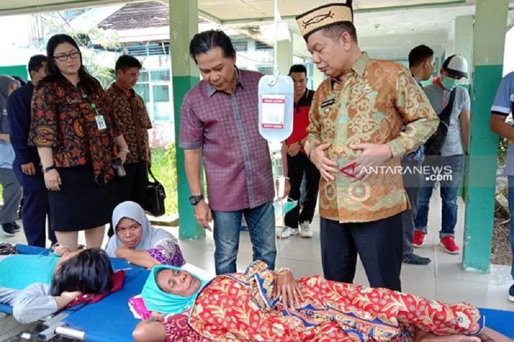 Bupati Kapuas Ben Brahim S Bahat (kanan) didampingi istri dan Ketua DPRD Kapuas Algrin Gasan meninjau para korban keracunan di RSUD dr Soemarno Sostroatmodjo Kuala Kapuas, Jumat (24/5/2019).