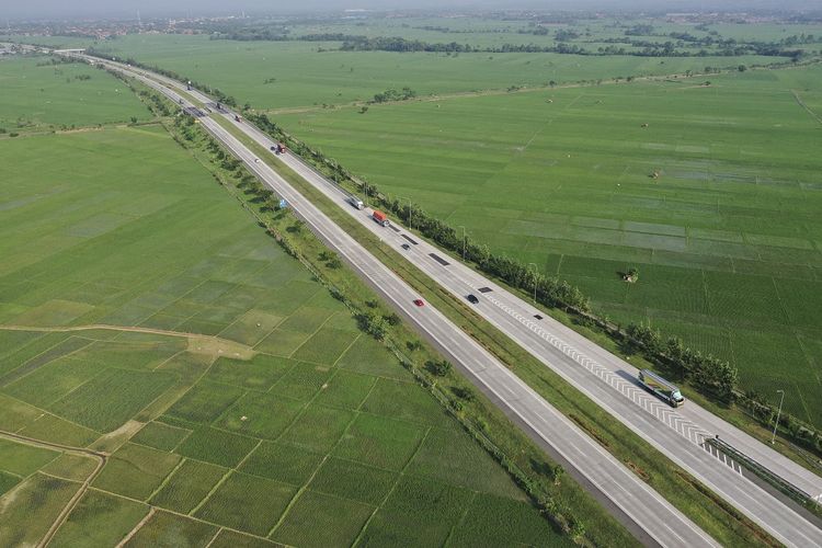 Foto udara Jalan Tol Cikopo-Palimanan KM 146 di Majalengka, Jawa Barat, Minggu (19/5/2019). Pemerintah akan menerapkan sistem pemberlakuan lalu lintas satu arah di ruas Tol Trans Jawa dari KM 29 Cikarang ke KM 263 Brebes pada 30 Mei hingga 2 Juni untuk mengurai kemacetan saat arus mudik Lebaran 2019. ANTARA FOTO/Hafidz Mubarak A/foc.