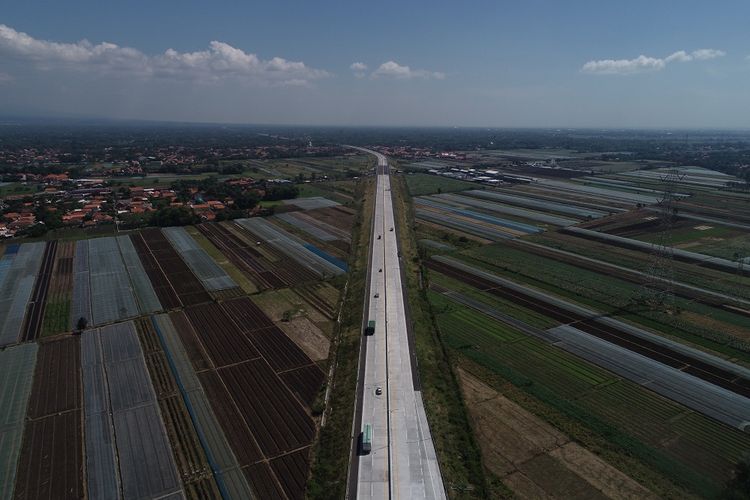 Jalan Tol Pasuruan-Probolinggo dibangun oleh PT Waskita Toll Road terdiri dari empat seksi. Tiga seksi di antaranya sepanjang 31,1 kilometer telah diresmikan oleh Presiden Joko Widodo pada 10 April 2019.