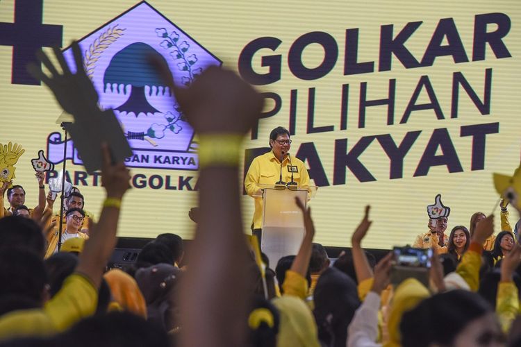 Ketua Umum DPP Partai Golongan Karya (Golkar) Airlangga Hartarto memberikan pidato politiknya saat Kampanye Akbar Partai Golkar di Istora Senayan, Jakarta, Selasa (9/4/2019). Dalam kampanye tersebut Golkar mengajak untuk memilih kader dari partai Golkar serta memilih pasangan Capres -Cawapres nomor urut 01 Joko Widodo (Jokowi) - Maruf Amin pada Pemilu 2019.  ANTARA FOTO/Muhammad Adimaja/ama.