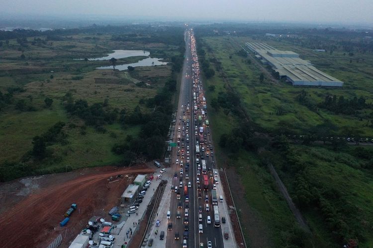 Sejumlah kendaraan antre memasuki Gerbang Tol Cikampek Utama, Cikampek, Jawa Barat, Kamis (30/5/2019). PT Jasa Marga memprediksi puncak arus mudik 2019 jatuh pada H-5 lebaran atau 31 Mei 2019 mendatang dengan jumlah kendaraan diperkirakan mencapai 90 ribu. ANTARA FOTO/Rivan Awal Lingga/aww.