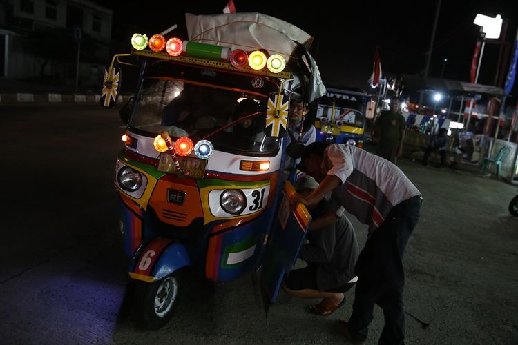 Pemudik yang memanfaatkan bajaj tengah beristirahat di SPBU Patrol, Kabupaten Indramayu, Sabtu (1/6/2019).