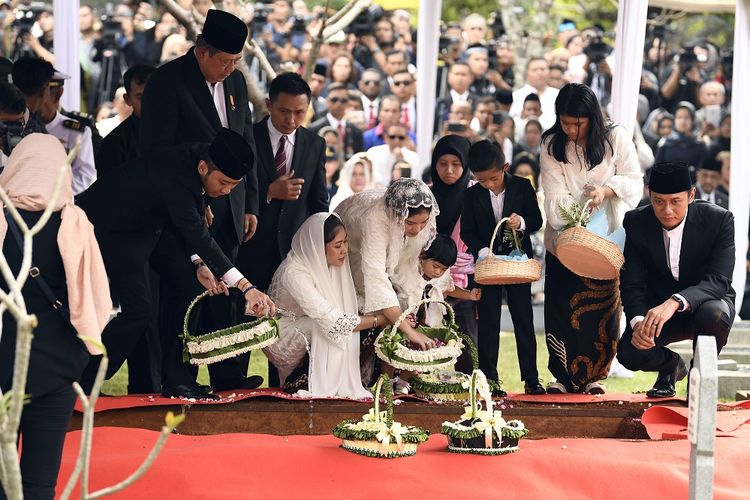 Presiden RI keenam Susilo Bambang Yudhoyono (kedua kiri) didampingi Agus Harimurti Yudhoyono (kanan) beserta istri dan anak, serta Edhi Baskoro Yudhoyono (kiri) beserta istri dan anak menaburkan bunga di makam Ibu Ani Yudhoyono di Taman Makam Pahlawan Kalibata, Jakarta, Minggu (2/6/19). ANTARA FOTO/Puspa Perwitasari/nz