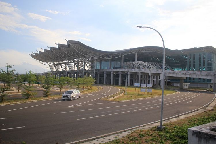 Suasana Bandara Internasional Jawa Barat (BIJB) Kertajati yang lengang di Majalengka, Jawa Barat, Sabtu (15/6/2019). PT BIJB menyatakan pemindahan 12 rute penerbangan dari Bandara Internasional Husein Sastranegara Bandung ke Bandara Internasional Jawa Barat (BIJB) yang seharusnya pada tanggal 15 Juni 2019 dibatalkan karena adanya masalah administrasi. ANTARA FOTO/Dedhez Anggara/pras.